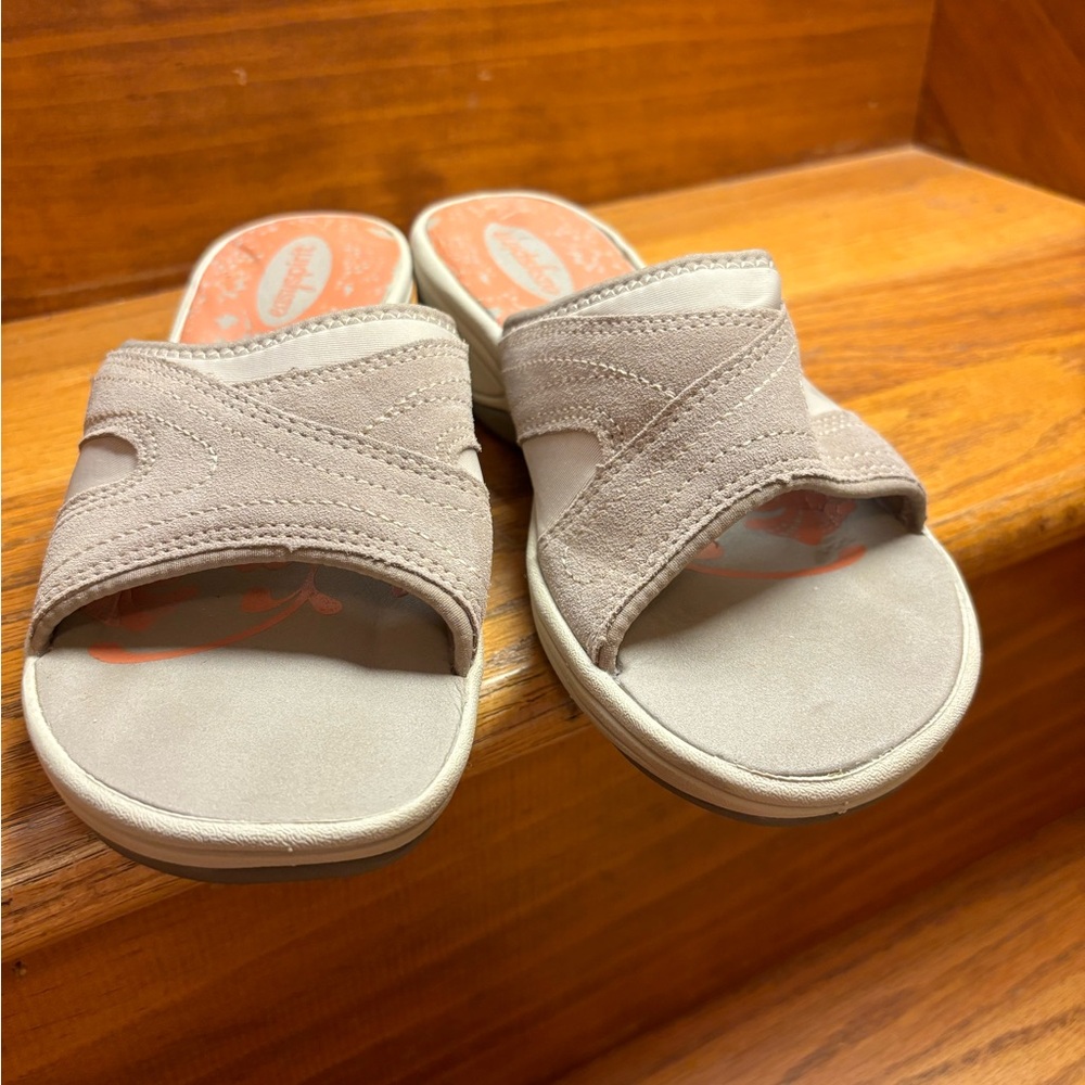 EUC Beige EasySpirt Slip-ons